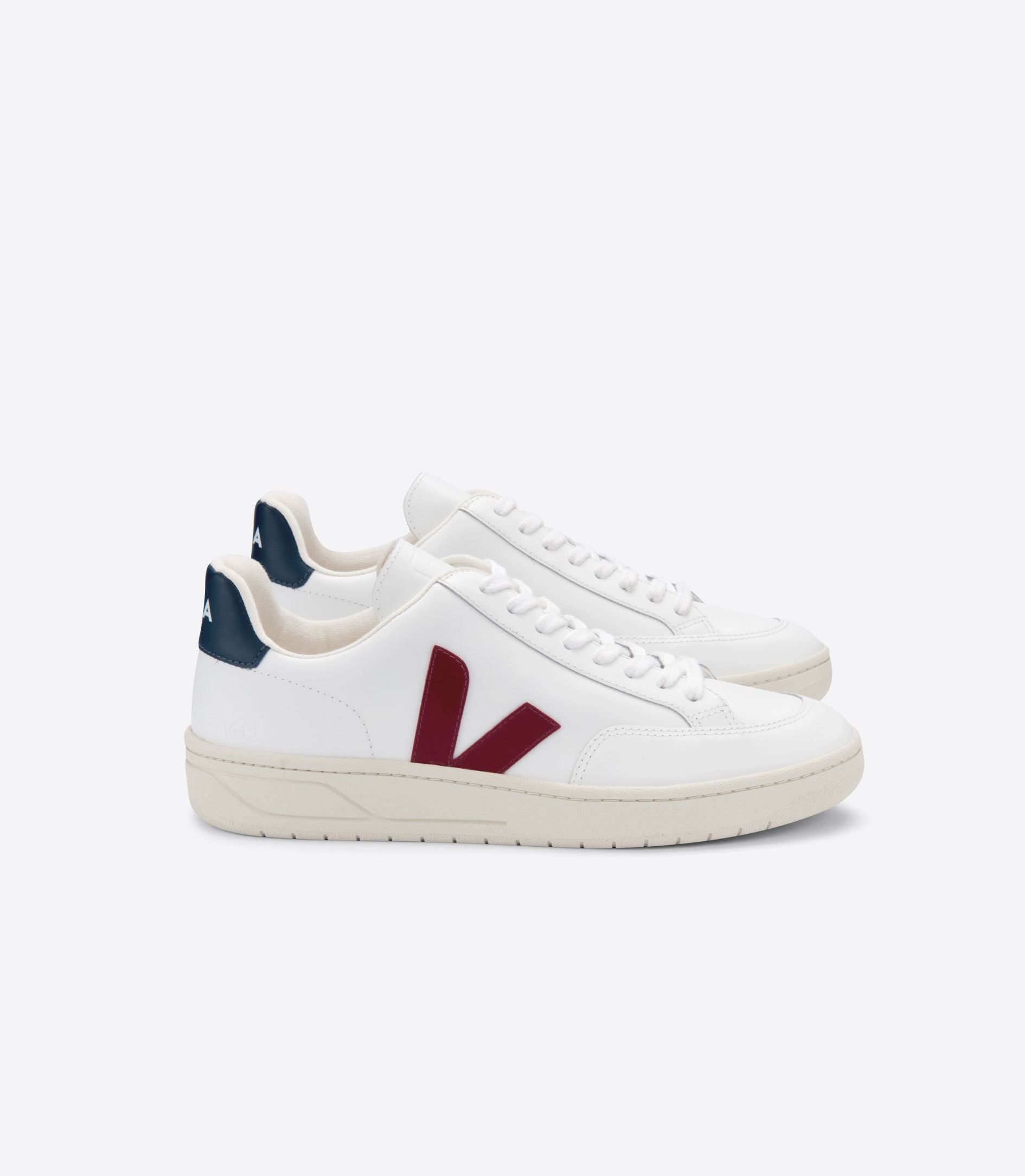 Veja V-12 Leather / men