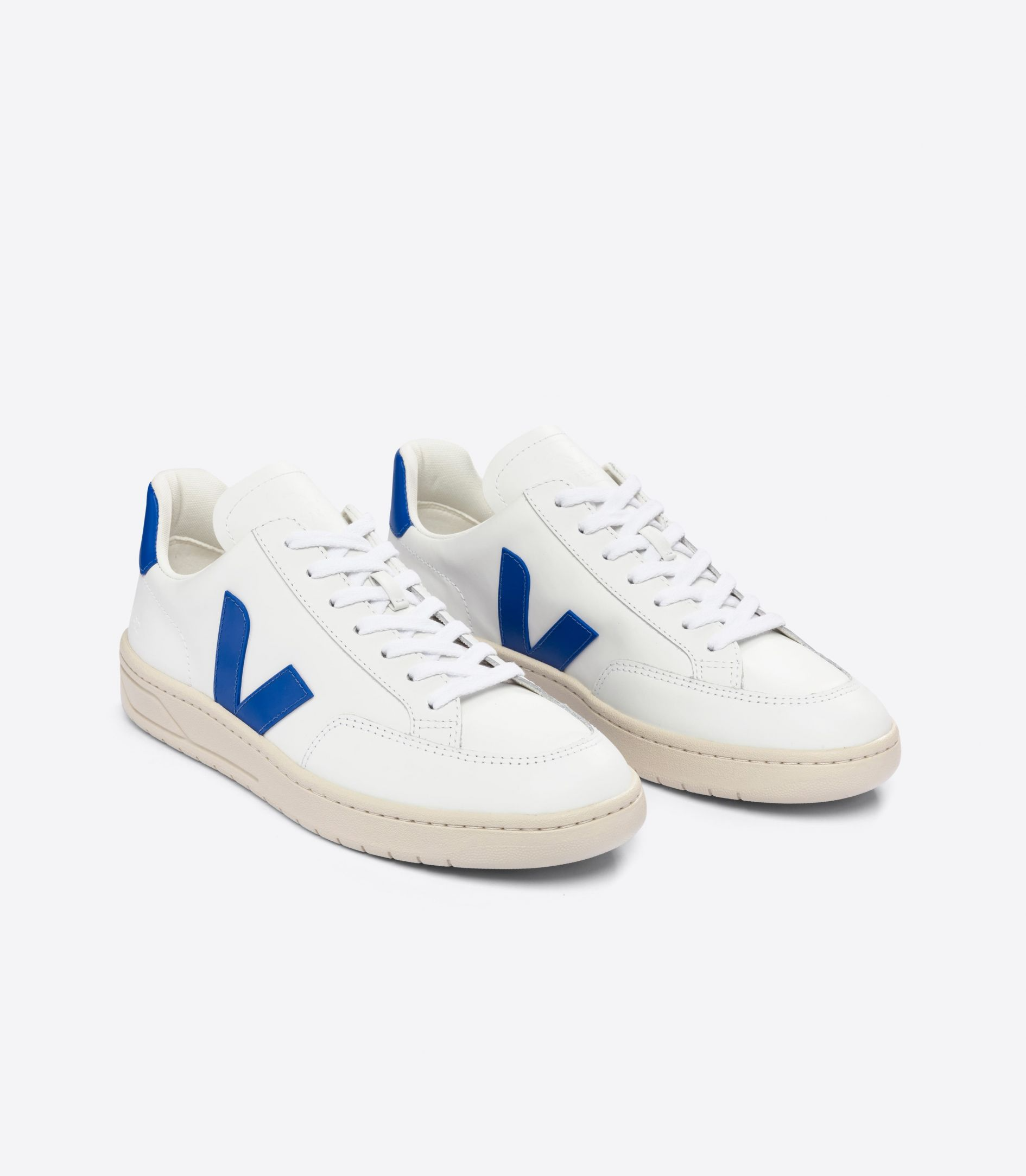 Veja  V-12 leather / women